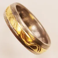 Ring, Ø18½, bredd:7mm, gulddetaljer i 18K, gravyr, 925/1000 Silver 7,7g.