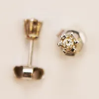 Ett par örhängen, diamanter 2x ca 0,05ct, 4mm, vitguld, Alton, 18K 1,2g.