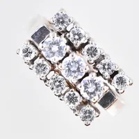Ring med diamanter 10x0,04ct och 3x0,15ct, stl 16¾, bredd 3-9 mm, vitguld/gulguld, 18K. Vikt: 7,3 g