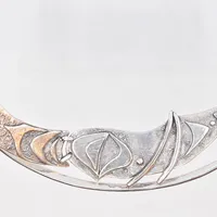 Collier, längd ca 46 cm, bredd 3-20 mm, stel, graverad baksidan, silver 925/1000. Vikt: 46,7 g