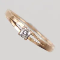 Ring, stl 18, diamant 1x ca 0,001ct, skev skena/slitage, GFAB 18K Vikt: 1,2 g