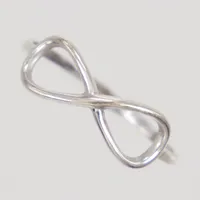 Ring, stl 16¾, bredd 1,3-6,1mm, 14K Vitguld,  Vikt: 0,9 g