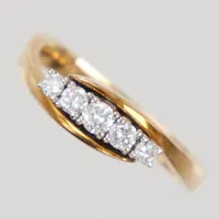 Ring, diamanter 5st totalt ca 0,30ctv enligt gravyr, stl 17½, bredd 5,5mm, 18K  Vikt: 4,9 g