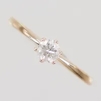 Solitär ring, diamant 1x ca 0,25ct, ca W/P enligt gravyr, nagg på rondisten, stl 15¾, bredd 1,4 - 4,8mm, gulguld, GHA 18K Vikt: 2,3 g