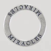 Hänge med text Miracles, Ø 23mm, bredd 1,3mm, Silver 925/1000  Vikt: 2,6 g