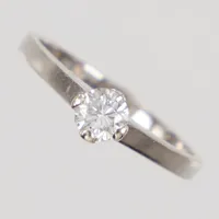 Solitär ring, diamant ca 0,30ct enligt gravyr, ca TW-W/VS, stl 16¼, bredd 1,8 - 4,9mm, ena klo skadad, ÖRN Göteborg år 1967, gravyr, vitguld, 18K  Vikt: 2,5 g