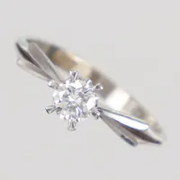 Solitär ring, diamant ca 0,35ct enligt gravyr, ca TW/SI, bredd 2,4 - 6,5mm, höjd 7mm, gravyr, ostämplad, vitguld, 18K Vikt: 2,3 g