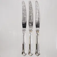 3 Bordsknivar, modell Chippendale, 20,5cm, blad i rostfritt stål, Silver 830/1000 bruttovikt 185,7g 