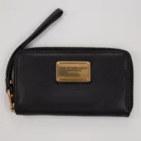 Plånbok, Marc by Marc Jacobs, ca 8 x 15cm, svart läder, vristband, inga tillbehör 