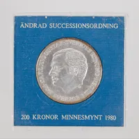 Minnesmynt, Carl XVI Gustaf för Sverige i tiden 1980, Ø 36mm, nominellt värde 200kr, plast etui, defekt, Silver 925/1000  Vikt: 27 g