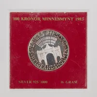 Minnesmynt, Sveriges Riksdag Helgeandsholmen 1983, 100kr, Ø 32mm, plastetui, Silver 925/1000  Vikt: 16 g