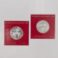 2 Minnesmynt, Sveriges Riksdag Helgeandsholmen 1983, 100kr, Ø 32mm, plastetui, Silver 925/1000  Vikt: 32 g