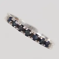 Ring, stl 17¼, 7 blå stenar möjligen safirer, slitna stenar, bredd 2,5mm, vitguld 18K  Vikt: 1,5 g
