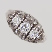 Ring, diamanter 1x ca 0,40ct + 2x ca 0,20ct samt 16x ca 0,005ct, stl 17, bredd 10,9mm, höjd 9,2mm, vitguld 18K Vikt: 8,7 g