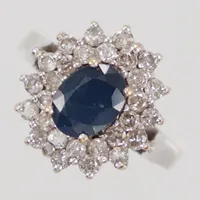 Ring stl 17¼, skenans bredd 2-15,6mm, höjd ca 11,5mm, diamanter 28st totalt ca 0,70ct, en blå sten, troligen safir, repig, vitguld, 18K Vikt: 8,8 g