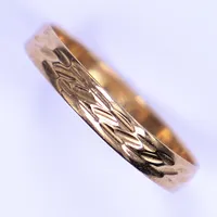 Ring, fasetterad, stl 18½, bredd 4mm, gravyr, 18K  Vikt: 1,9 g