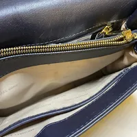 Väska, Michael Kors Whitney, mörkt blått läder med guldfärgade nitar, 23x16 cm, handtag, inga andra tillbehör. Repigt lås, fläckar i fodret samt fläckar på lädret