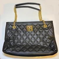 Handväska Love Moschino, quiltat svart läder, kedja samt detaljer i gulmetall, ca 30x20cm Vikt: 0 g