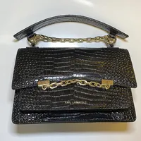 Väska, karl Lagerfeld, svart krokopräglat läder med guldfärgade detaljer, 20x15cm,  ingen axelrem, fint bruksskick.