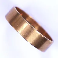Ring, stl 19½, bredd 6mm, gravyr, 18K Vikt: 4,6 g