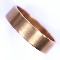 Ring, stl 19½, bredd 6mm, gravyr, 18K  Vikt: 5,4 g