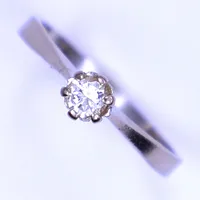 Ring med diamant, totalt 0,20ct enligt gravyr, stl 16¾, bredd 2mm, 18K  Vikt: 2,5 g
