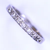 Ring med diamanter, totalt 0,15ct enligt gravyr, stl 16¾, bredd 2mm, gravyr, 18K  Vikt: 2,5 g
