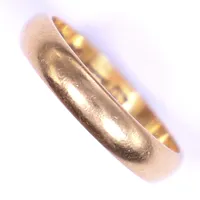 Ring, slät, stl 17¼, bredd 3,7mm, gravyr, 18K  Vikt: 3,6 g