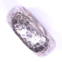 Ring, hamrad, stl 20½, bredd 10mm, silver  Vikt: 25,8 g