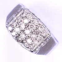 Ring med diamanter totalt 0,50ct, stl 19¾, bredd 5-12mm, vitguld, 18K Vikt: 7,7 g