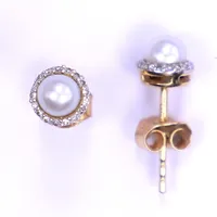 Ett par örhängen med odlade pärlor och diamanter totalt ca. 0,16ct, Ø6mm, 18K Vikt: 1,4 g