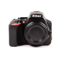 Kamerahus Nikon D5600, serienummer 6054100, axelrem, kartong, slitage, autofokus fungerar ej, batteri och laddare saknas. Vikt: 0 g Skickas med paket.