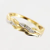 Ring, diamanter 4 x ca 0,005ct, stl 17¾, bredd 1,5-4,5mm, vit/gulguld, GHA, 18K Vikt: 2,2 g