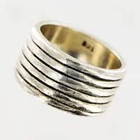 Ring stl 17½, bredd 11mm, silver 925/1000. Vikt: 10,4 g
