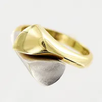 Ring, stl 17, vitguld/gulguld, matt/blank, bredd 2,5-12mm, mindre repor, 18K  Vikt: 3,1 g