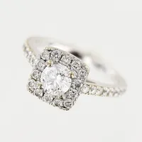 Ring, diamanter 1 x ca 0,50ct, River (E)/ VS1, 30 x ca 0,02ct enligt GIA diamond dossier, modellnamn Amber Halo, stl 16, bredd 1,5-8,5mm, höjd från skenan 7mm, kvitto, etui, vitguld, 18K Vikt: 3,8 g