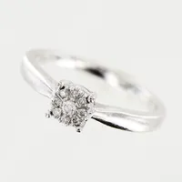 Ring, diamanter 1 x ca 0,02ct, 6 x ca 0,01ct, stl 16, bredd 1,5-4,5mm, vitguld, GHA, vitguld, 18K Vikt: 2,6 g