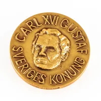 Minnesmedalj "CARL XVI GUSTAF SVERIGES KONUNG / 30 ÅR 30 APRIL 1976" i 18K guld. Ø 40 mm. 55,6g. Nr 011/500. Stämplad SPORR, kattfot, 18K & B10.