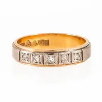 Ring i rött & vitt guld med fem diamanter á 0,02ct i 18K guld. Den är 4,3 mm bred, är i storlek 17 och väger 4,5g. Tillverkad 1968 av Örneus Guldsmedja i Stockholm. Stenstorleken ingraverad.