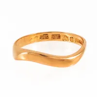 Vågig ring i 18K guld. Den är 2,4 mm bred, är i storlek 16½ och väger 2,0g. Tillverkad 1984 av Alton i Falköping. 