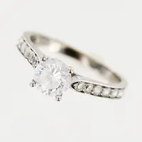 Ring, vita stenar, stl 15¼, bredd 1,5-5mm, vitguld, 18K Vikt: 2,4 g