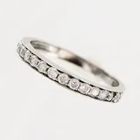 Ring, vita stenar, stl 15¼, bredd 1,5-2mm, vitguld, 18K Vikt: 1,6 g