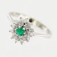Ring, diamanter 12 x ca 0,01ct, 8/8 slipade, inneslutningar, smaragd, stl 16½, 1-10mm, vitguld, 18K Vikt: 2,6 g