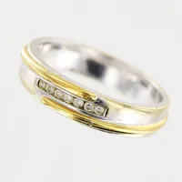 Ring, diamanter 7 x ca 0,005ct, stl 17¾, bredd 4mm, vit/gulguld, GHA, 18K Vikt: 5,3 g