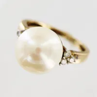 Ring, odlad pärla Ø11mm, diamanter 6 x ca 0,02ct, stl 16½, bredd 1,5-4mm, 9K Vikt: 3,8 g