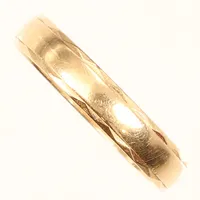 Ring med mönsterdekor, Bös, stl 19½, bredd ca 4mm, gravyr, repig, 18K Vikt: 3,1 g