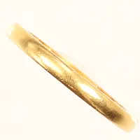 Ring, slät, stl 18¼, bredd ca 2,5mm, repig, gravyr, 23K Vikt: 6,3 g