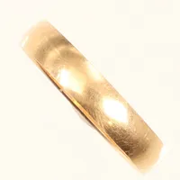 Ring, stl 16¾, bredd 3,5mm, gravyr, 18K Vikt: 1,7 g
