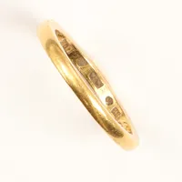 Ring, stl 19, bredd ca 2,5mm, repig, gravyr, 23K Vikt: 5,3 g