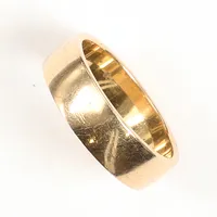 Ring, stl 19, bredd ca 6mm, repig, gravyr, 18K Vikt: 8,2 g